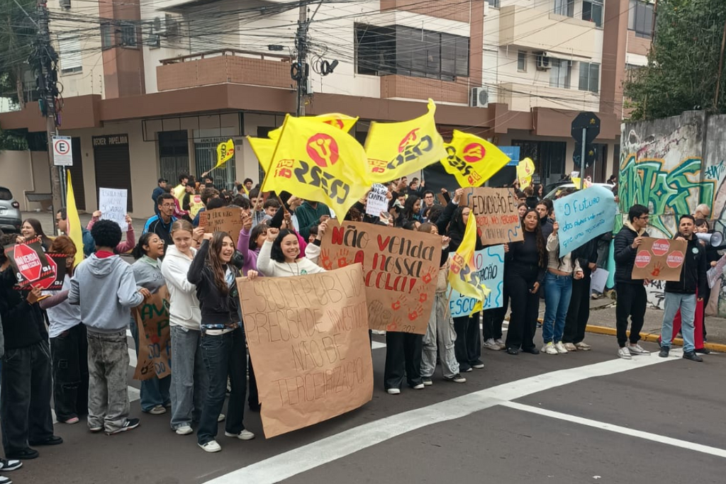 Professores e alunos do Instituto Olavo Bilac protestam contra PPP das escolas em Santa Maria