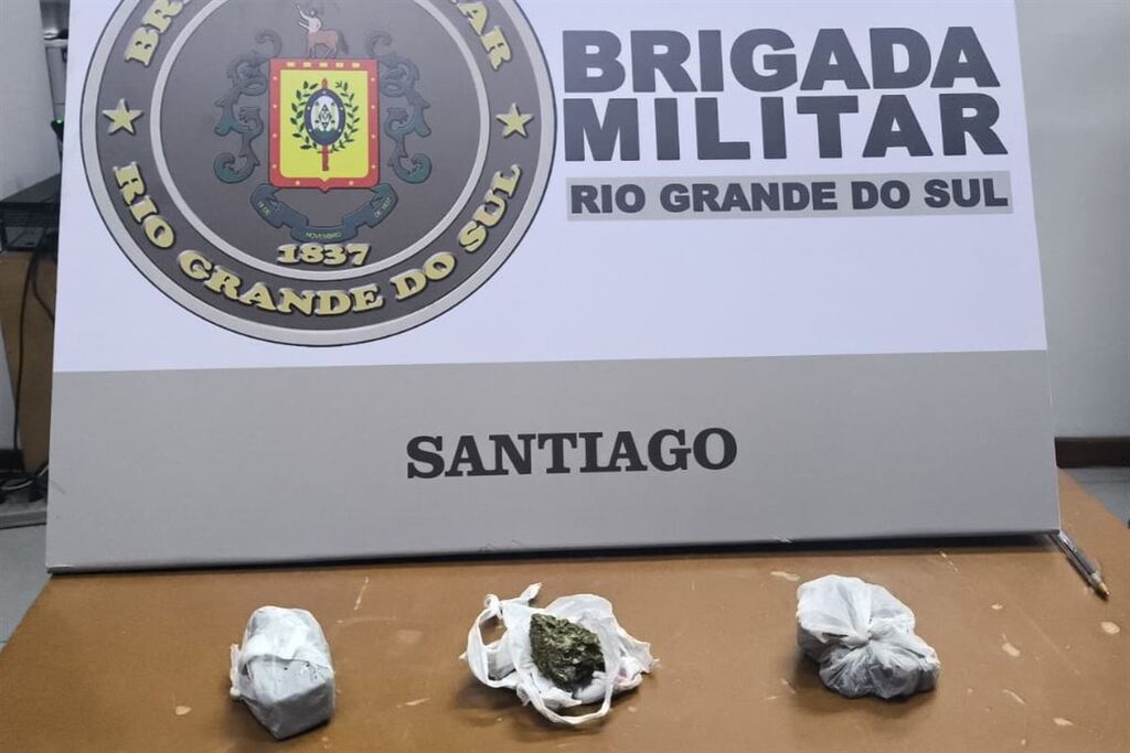 Jovem suspeita de vender drogas é presa com porções de maconha em cidade da região