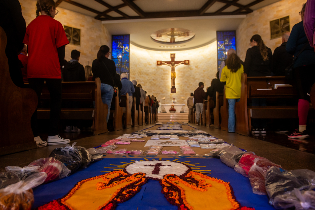 Tapetes colorem celebrações de Corpus Christi em Santa Maria e região