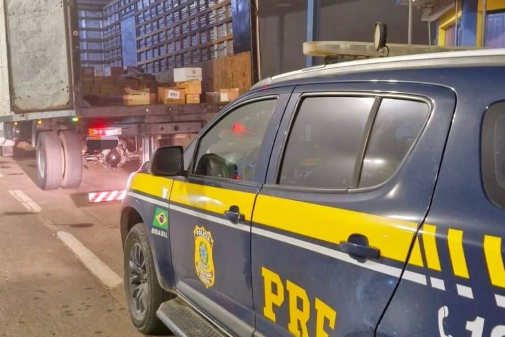 Caminhoneiro é preso transportando carga avaliada em mais de R$ 1 milhão na BR-290, em Rosário do Sul