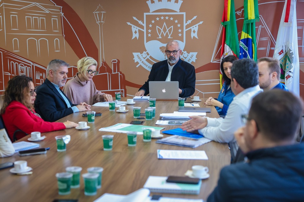 Com a presença da presidente da Corsan, prefeito anuncia fim das cobranças por média