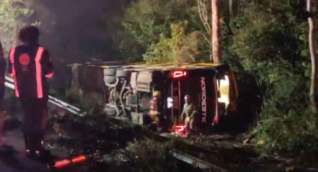 Acidente com ônibus na freeway deixa mulher morta e 11 feridos
