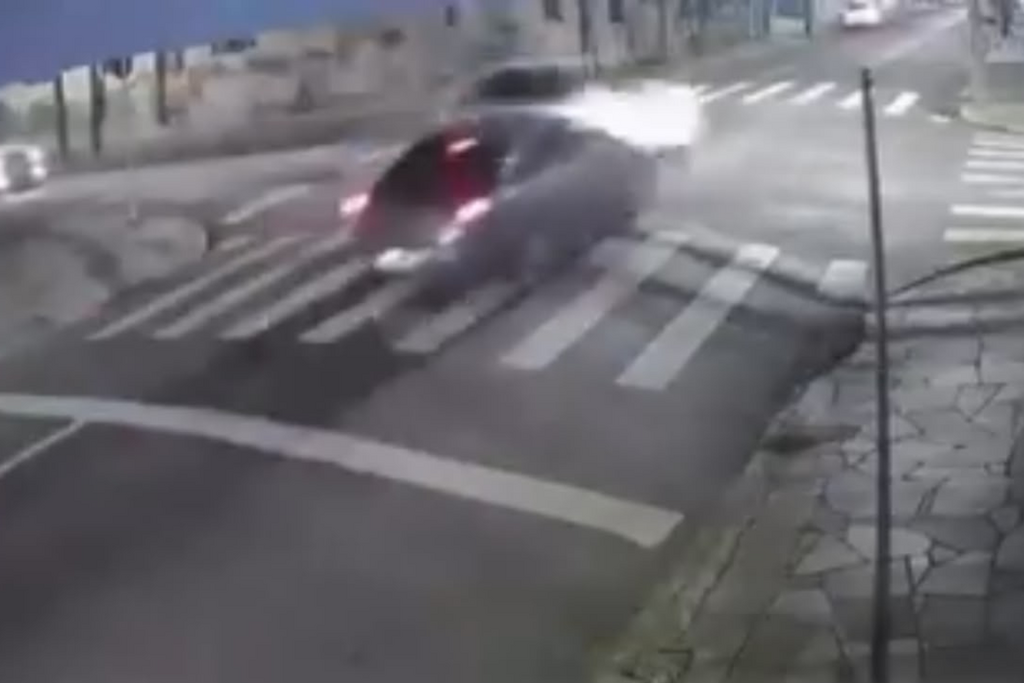 VÍDEO: Esquina em área central de Santa Maria contabiliza mais um acidente no fim de semana; moradores relatam colisões frequentes no local