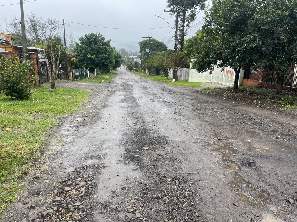 “Idosos caíram por causa das pedras”: rua de Santa Maria registra problemas há 25 anos por falta de pavimentação
