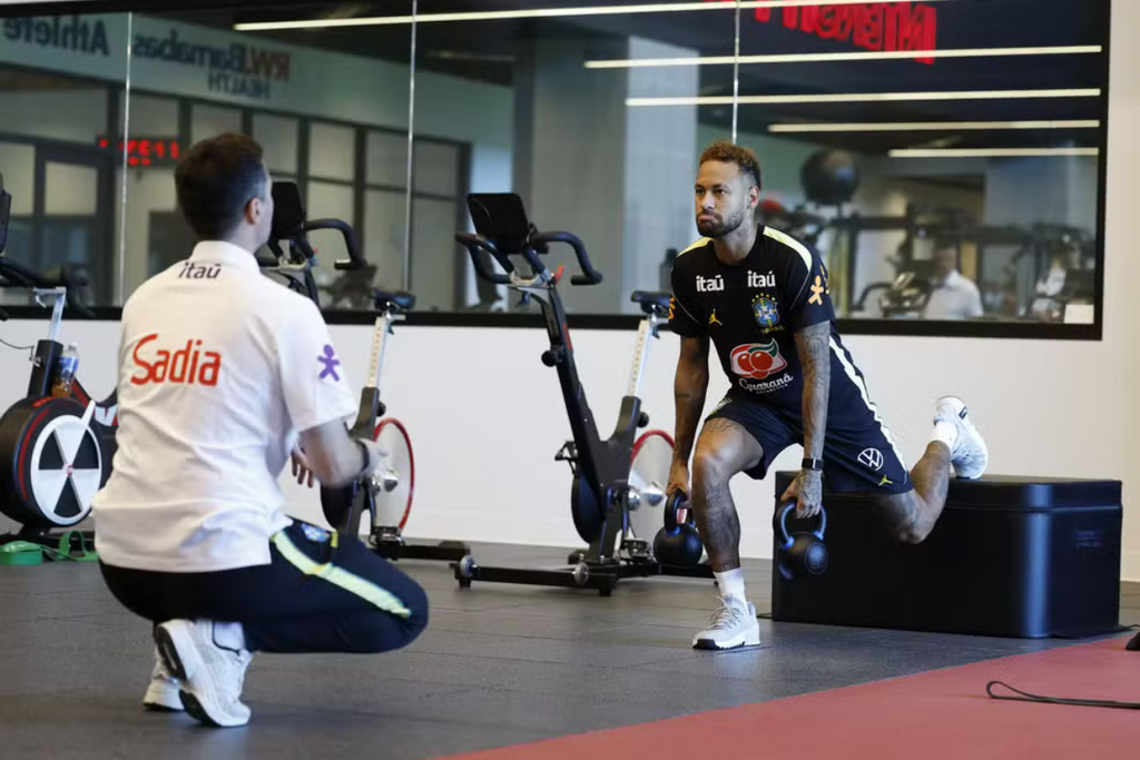 CBF aponta evolução em tratamento de lesão, mas Neymar segue sem prazo para voltar a jogar