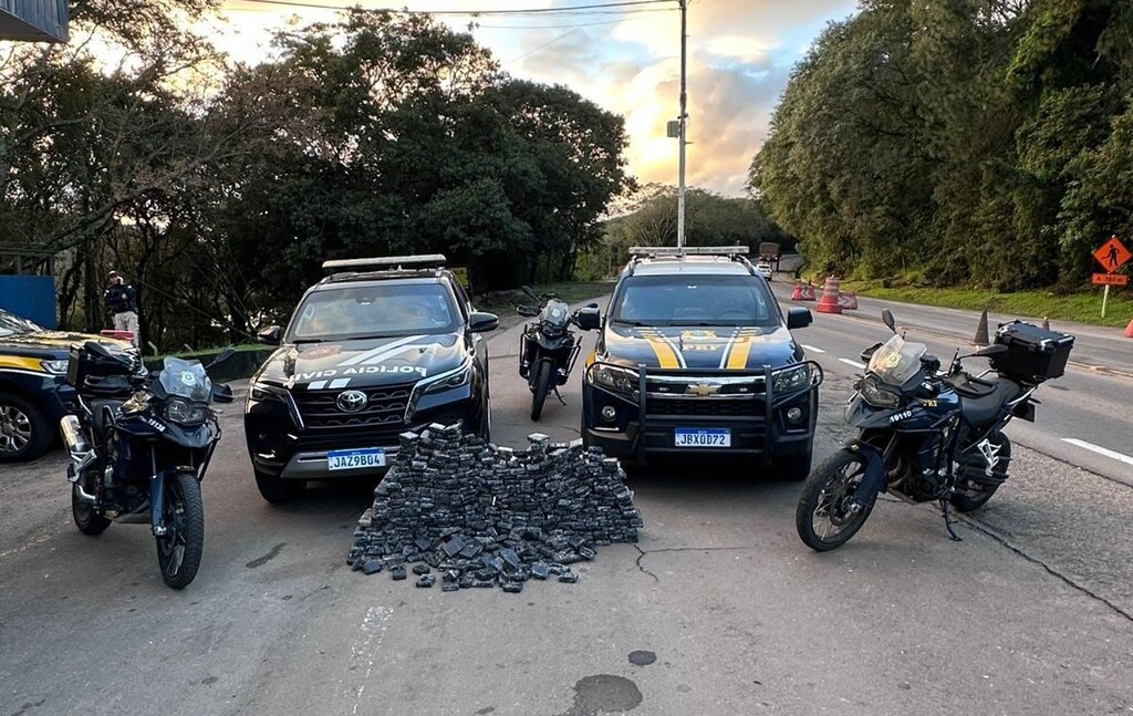 Polícia Civil e PRF prendem paraguaios com mais de 230 quilos de drogas em rodovia de Santa Maria