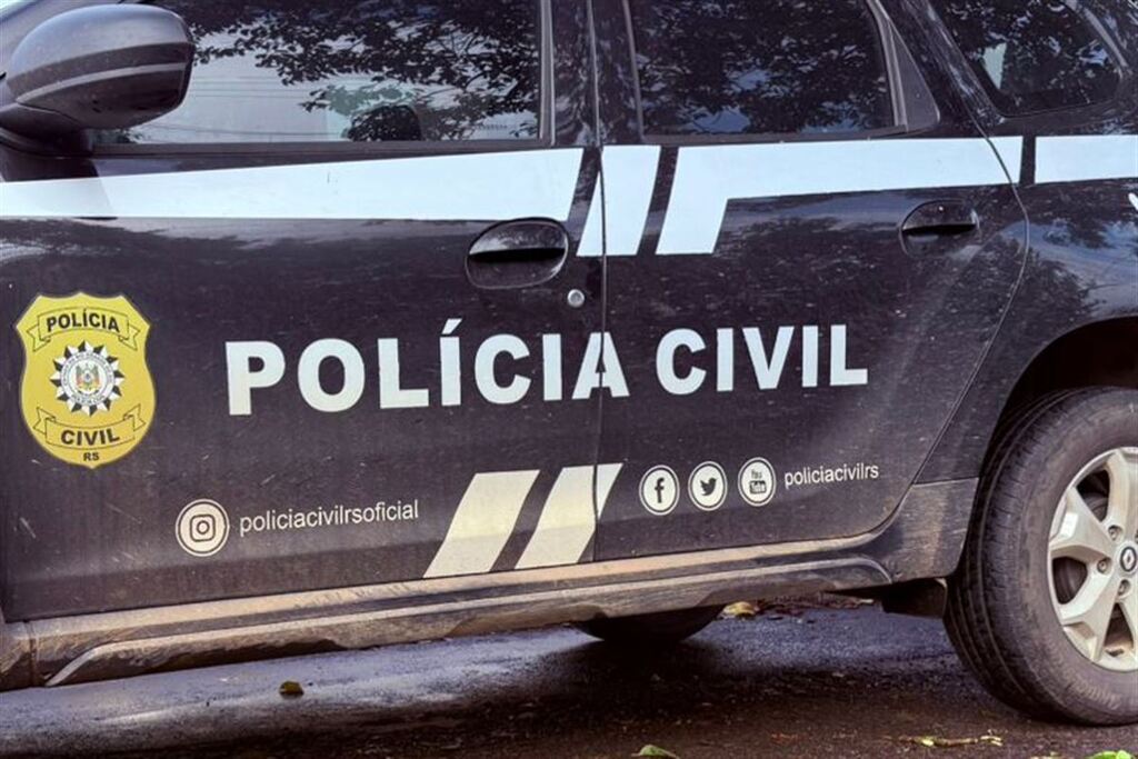 título imagem Três pessoas são presas suspeitas da morte de adolescente por não aceitar namoro da vítima com familiar em Santa Maria