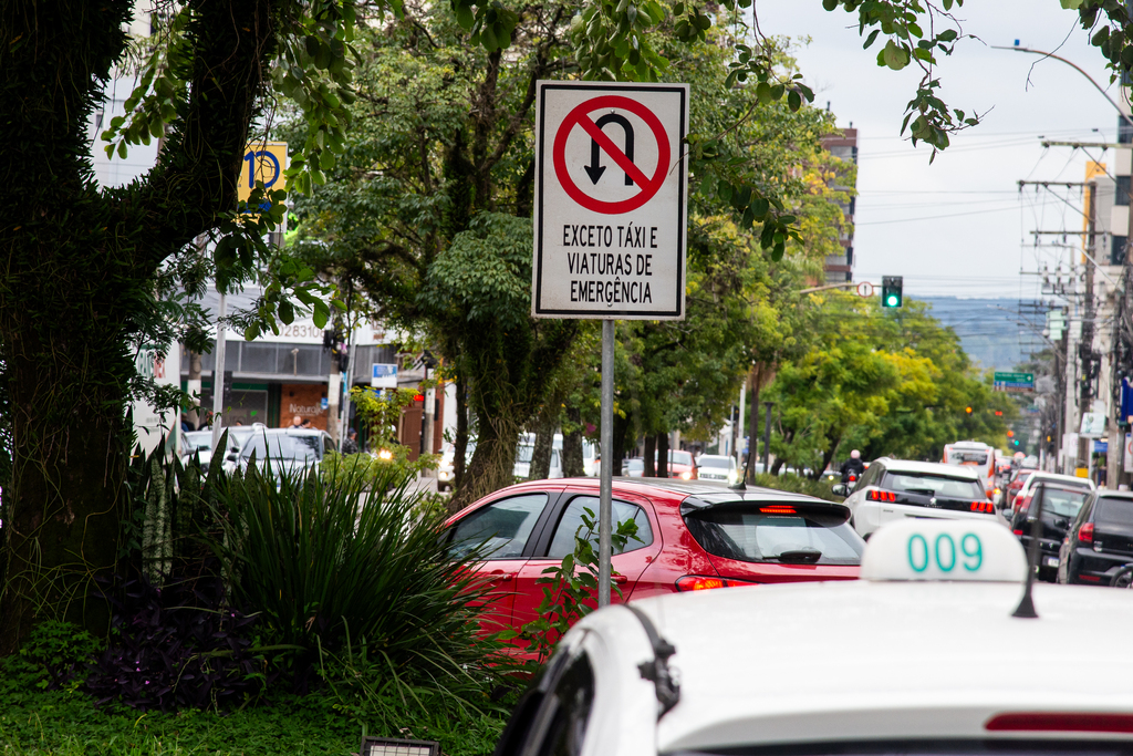 Caminho mais curto no retorno da Rua Pinheiro Machado pode custar caro aos motoristas em Santa Maria