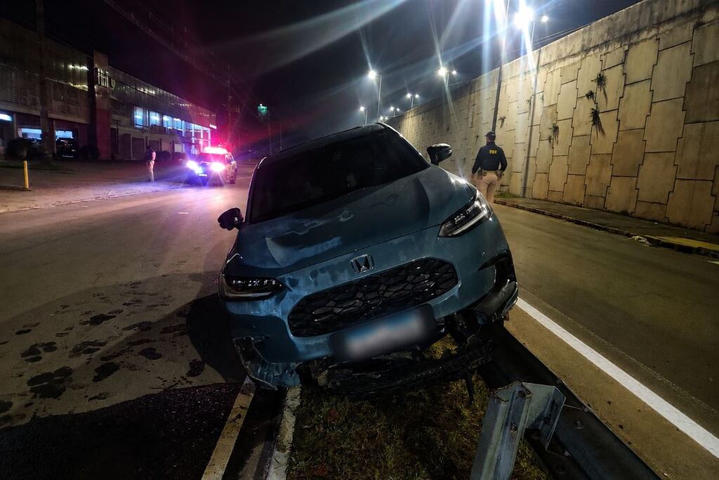 Motorista bate em canteiro, se recusa a fazer teste do bafômetro e acaba preso em Santa Maria