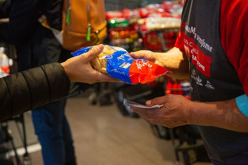 Sábado Solidário mobiliza supermercados de Santa Maria para arrecadação de alimentos; veja como ajudar