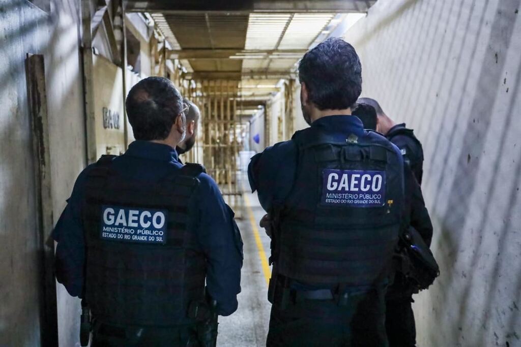 Dois policiais penais são presos por suspeita de facilitar entrada de celulares e drogas em presídios para facção que movimentou R$ 55,7 milhões no RS