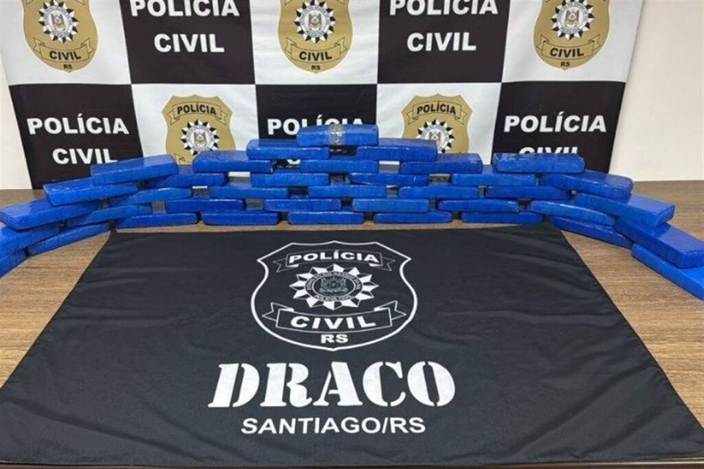 Dupla é presa com 25 quilos de maconha após perseguição policial em Santiago