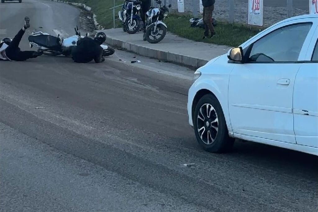 VÍDEO: Pedras soltas na pista provocam série de derrapagens na Rotatória da Uglione e deixam motociclistas feridos em Santa Maria