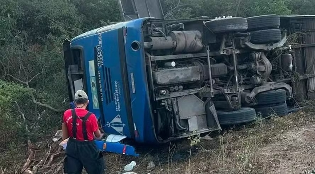 título imagem Acidente com ônibus de equipe estudantil de basquete deixa sete mortos e 30 feridos no Ceará