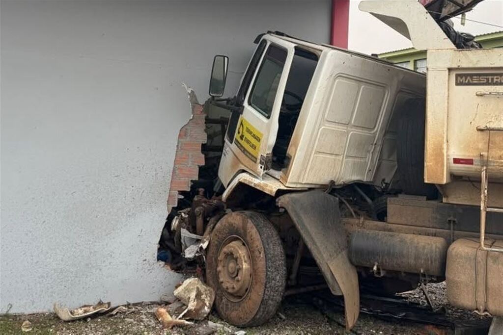 Após colisão entre dois caminhões, veículo invade terreno de oficina e atinge estrutura de prédio em cidade da Quarta Colônia