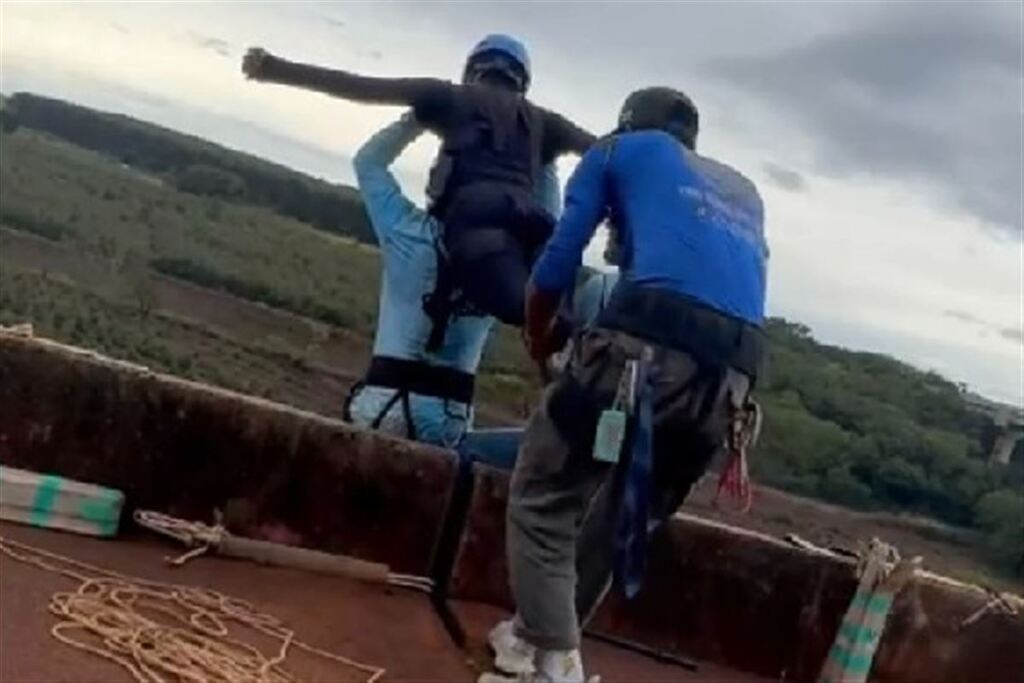 título imagem Investigação apura como jovem foi lançada de ponte sem corda de segurança durante rope jump