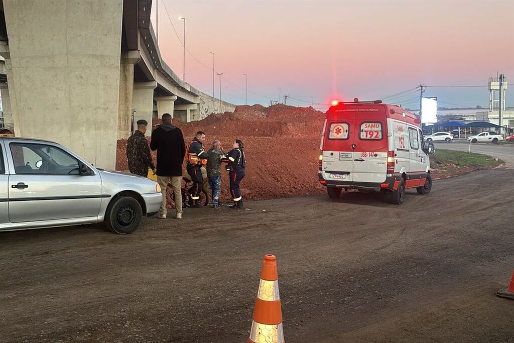 Em mais um dia com acidente, ciclista fica ferido após queda na rotatória da Uglione; trecho terá bloqueio parcial nesta terça