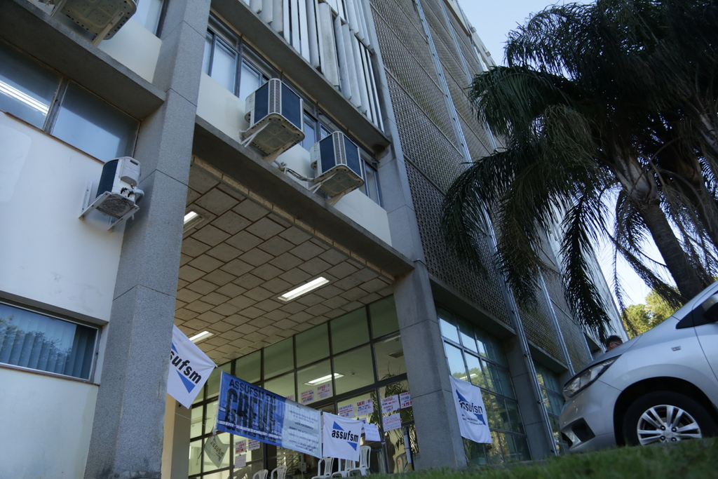 Servidores em greve ocupam reitoria da UFSM em protesto contra substituição de trabalhadores