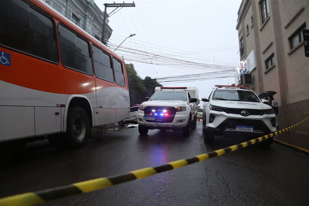Polícia Civil analisa imagens e vai ouvir motorista de ônibus após atropelamento com morte no centro de Santa Maria