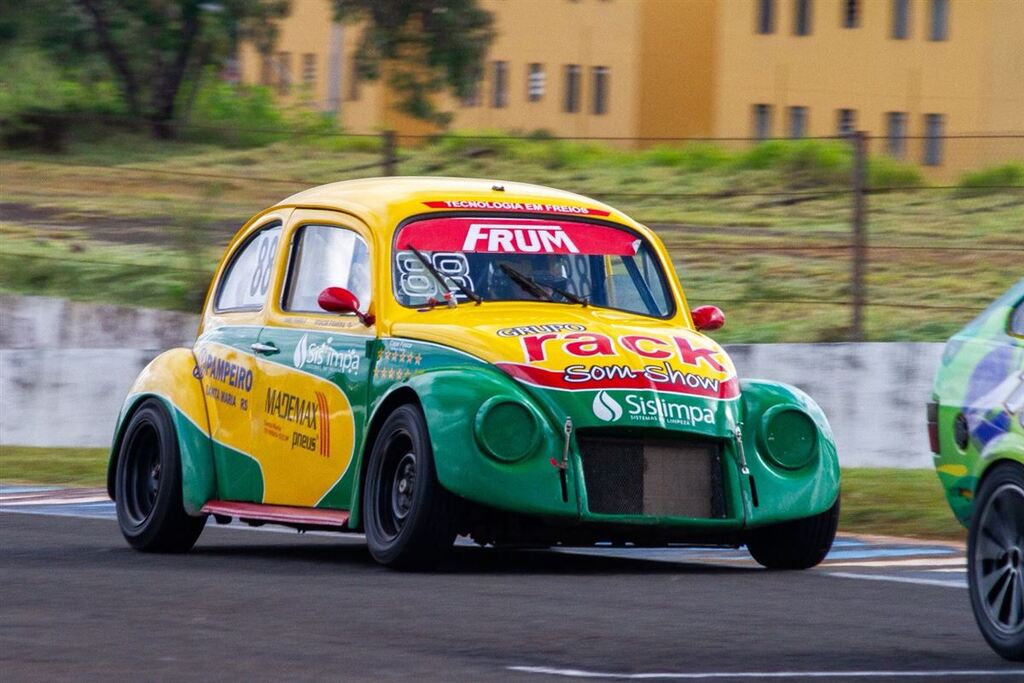 Santa-mariense vence em Londrina e garante título brasileiro de automobilismo de forma antecipada