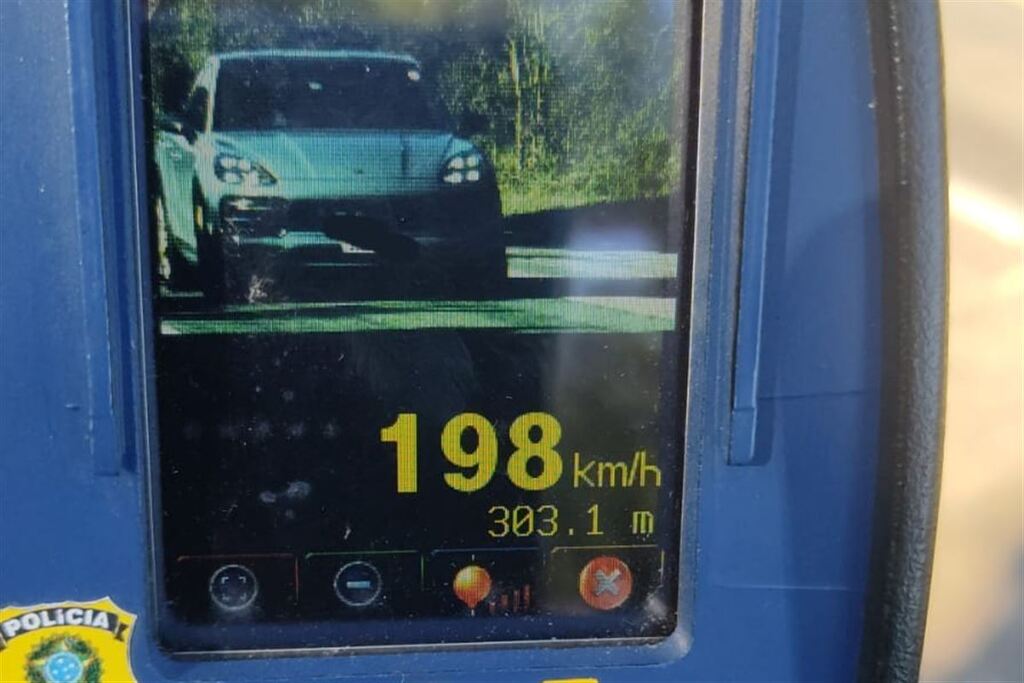 Porsche com placas de Santa Maria é flagrado a quase 200 km/h na BR-290 em Caçapava do Sul