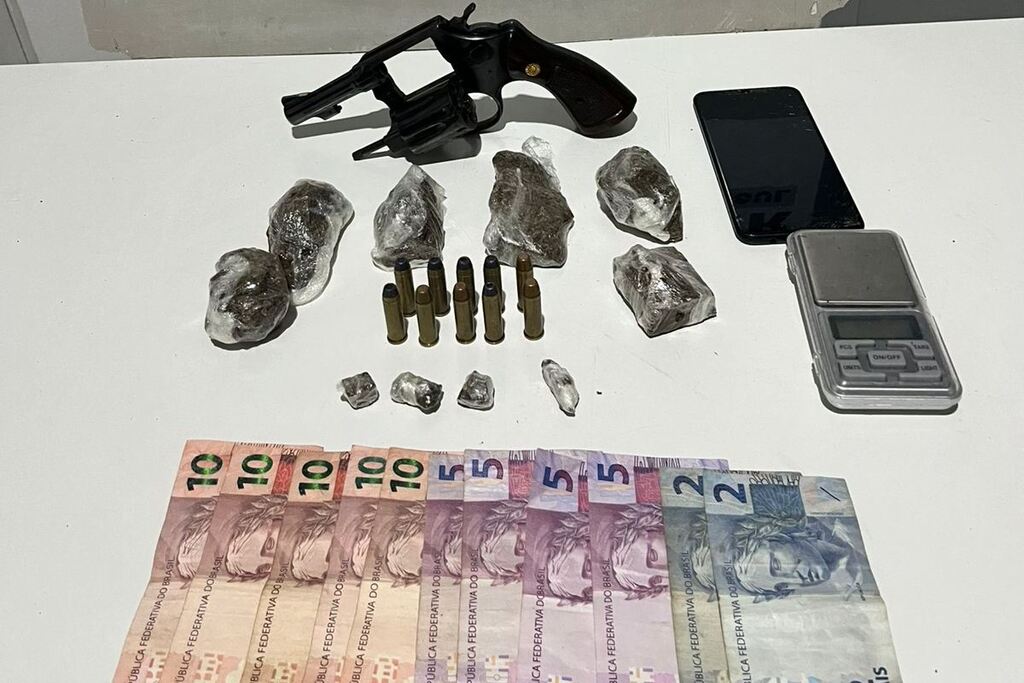 título imagem Adolescente é apreendido com arma, drogas e munições dentro de mochila em cidade da Quarta Colônia