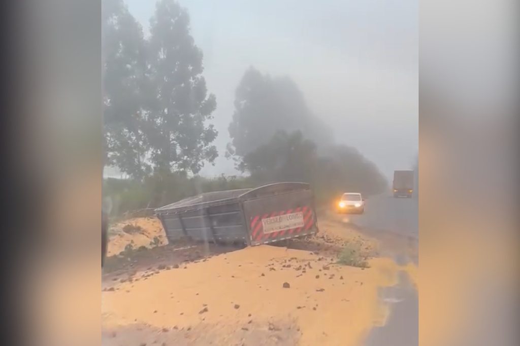 título imagem VÍDEO: Colisão entre três carretas espalha carga de soja na BR-158 entre Júlio de Castilhos e Tupanciretã