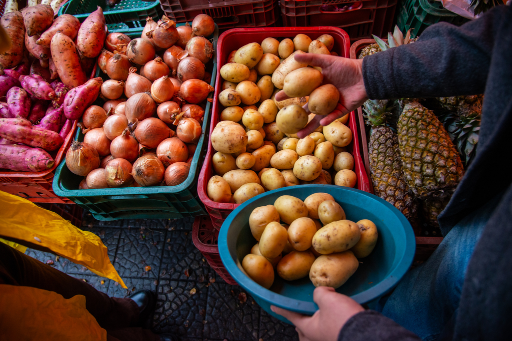 Frango, ovos e frutas ficam mais baratos, mas cesta básica atinge maior valor em 12 meses no RS