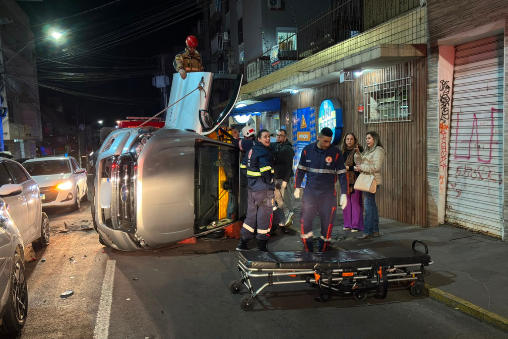 Caminhonete capota após colisão com carro no centro de Santa Maria; outros três veículos se envolvem e via é bloqueada