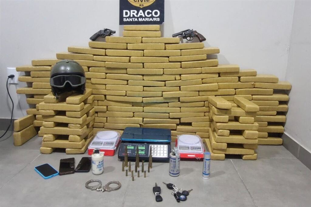 Dupla é presa com quase 120 quilos de maconha, granadas e munições em residência de Santa Maria