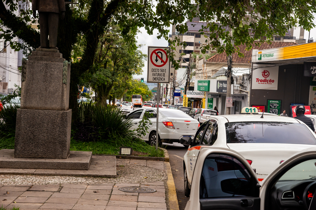 Multas por retorno proibido na Rua Pinheiro Machado disparam e registram aumento de mais de 2 mil % em 10 dias