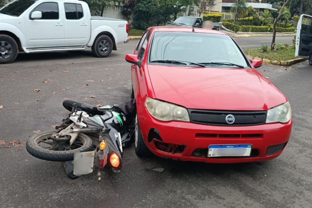 Motociclista fica ferido após colisão com carro em cruzamento da Avenida Liberdade
