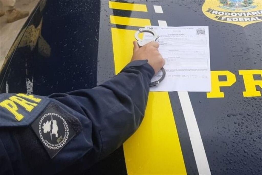 Homem que devia mais de R$ 60 mil em pensão alimentícia é preso pela PRF em Rosário do Sul
