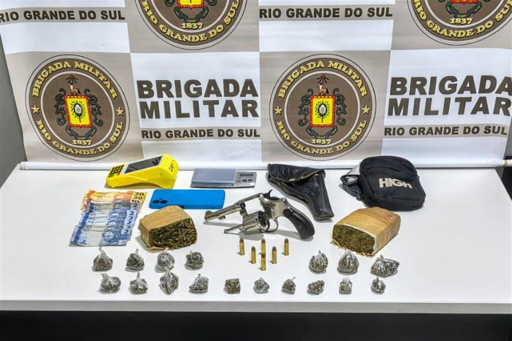 Dupla é presa com arma e porções de drogas durante abordagem do Batalhão de Choque em Santa Maria