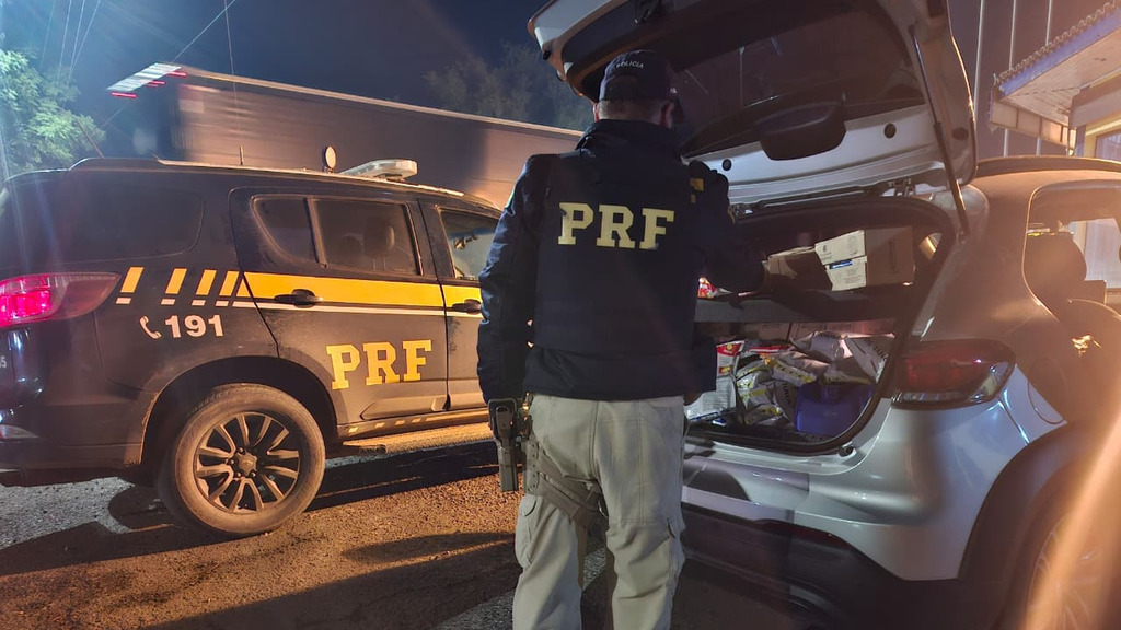 Jovem é preso e PRF intercepta carga milionária de agrotóxicos ilegais e medicamentos contrabandeados na BR-290 em Rosário do Sul