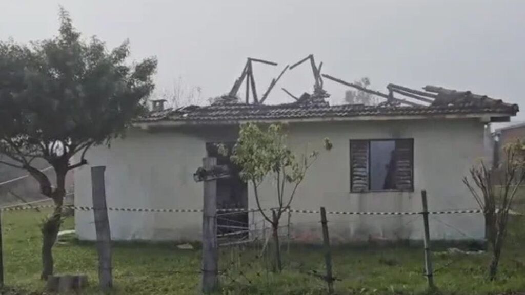 Idoso morre após desabamento de telhado em incêndio em Rosário do Sul