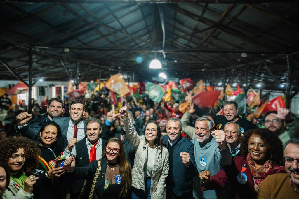 Foto: Fernando dos Santos (Divulgação) - Ao do vice, Edegar Pretto, e do deputado federal Paulo Pimenta, nome ao Senado, Juliana participou de ato político no CPF Piá do Sul