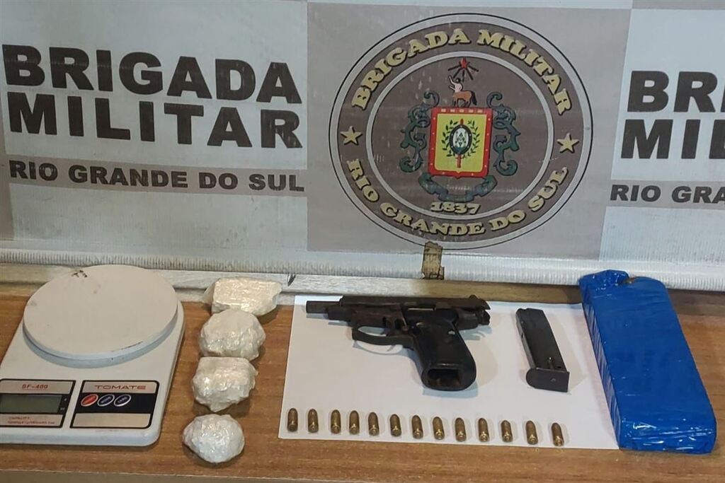 Homem é preso com drogas, arma e munições durante abordagem do Batalhão de Choque em Santa Maria