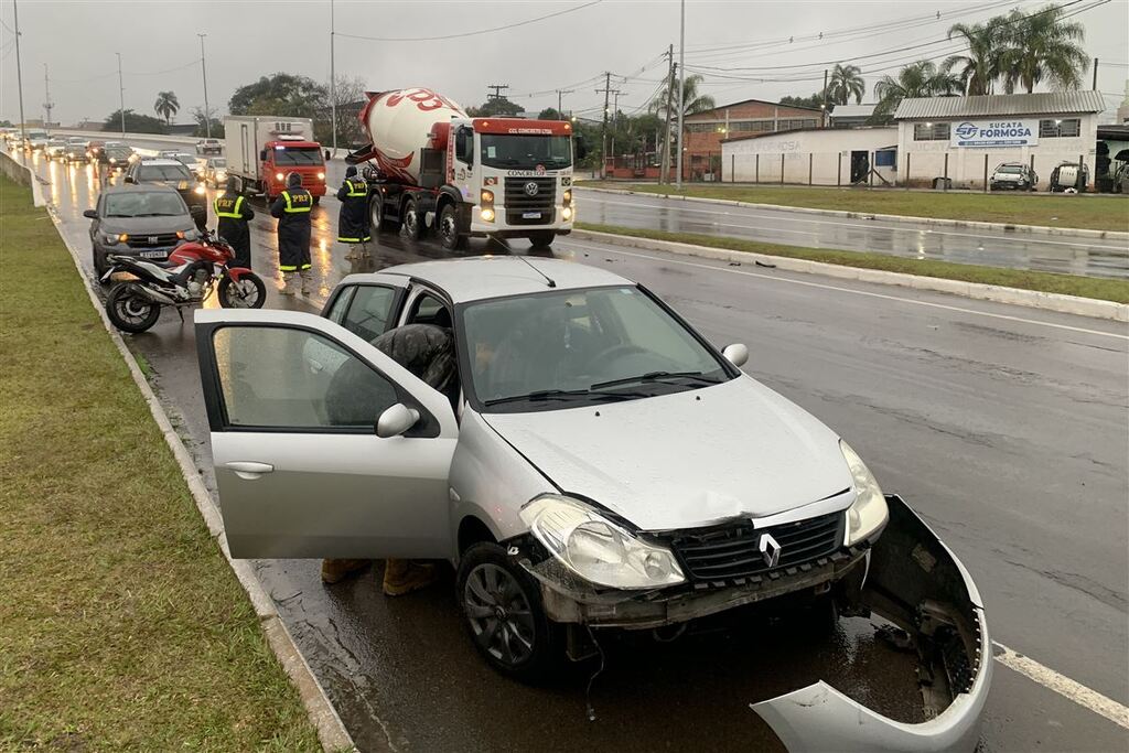 Mulher com criança de colo é atropelada e acidente provoca engavetamento na BR-158, em Santa Maria