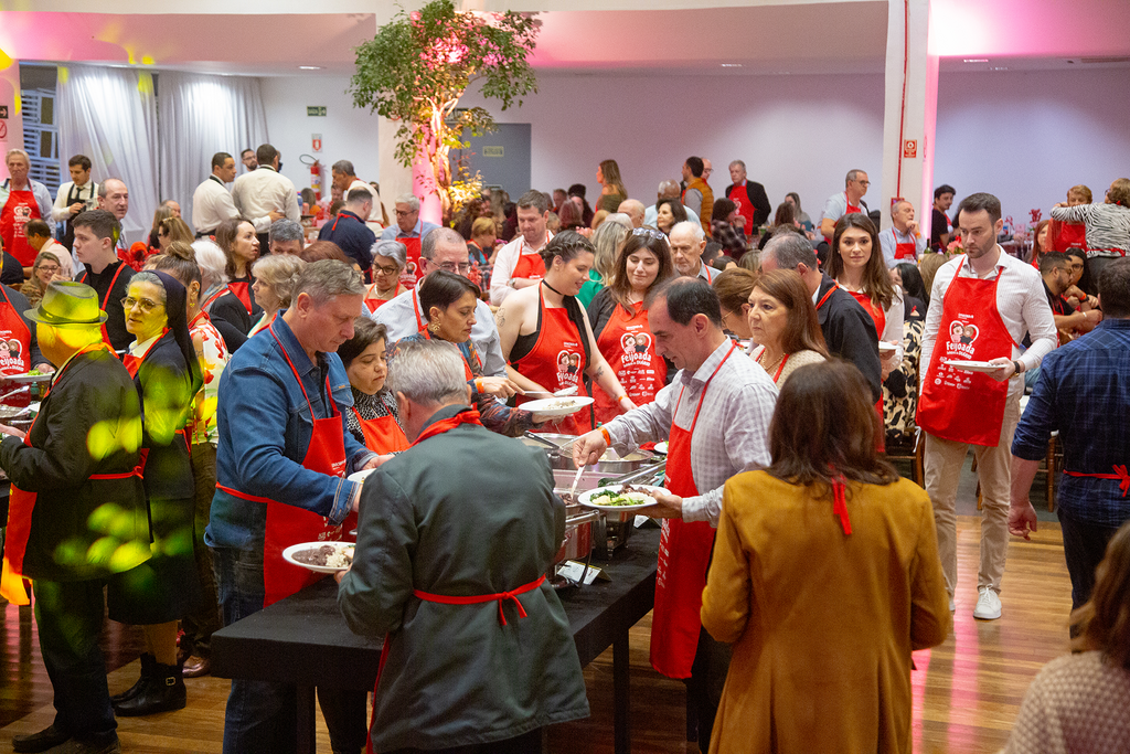 Falta uma semana para a Feijoada Solidária do Diário, que une gastronomia, música e apoio a entidades de Santa Maria
