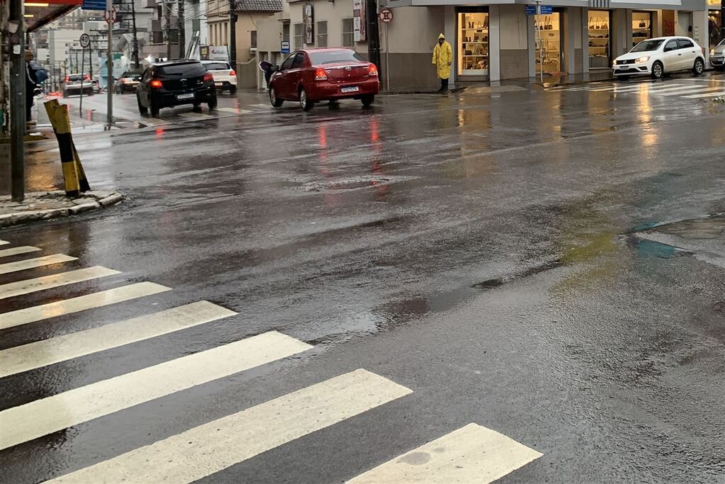 Identificado homem encontrado morto com golpe de faca no peito no centro de Santa Maria