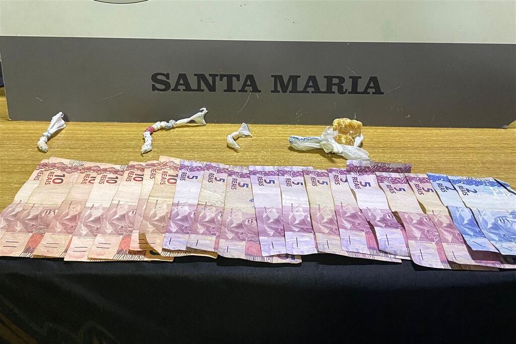 Jovem é preso com porções de crack e dinheiro durante abordagem da Brigada Militar em Santa Maria
