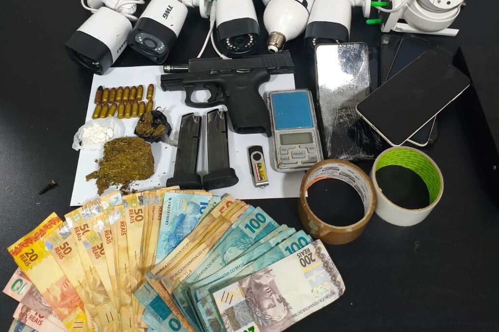 Casal é preso e Brigada Militar encontra arma, drogas e mais de R$ 3 mil dentro de residência em Santa Maria