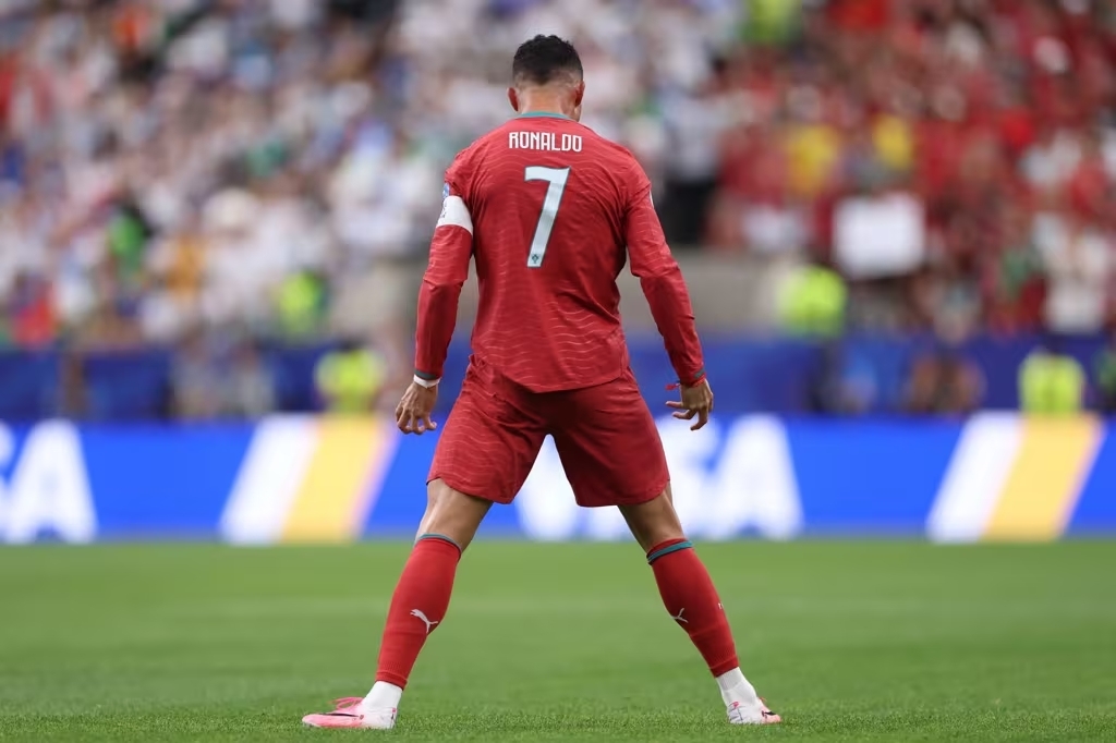 Cristiano Ronaldo marca duas vezes contra o Uzbequistão e se torna o primeiro jogador a fazer gol em seis Copas do Mundo