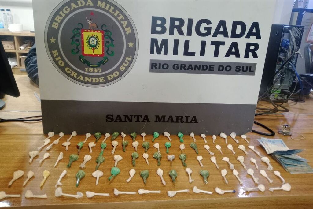 título imagem Jovem é preso e 85 porções de cocaína são localizadas dentro de pochete em Santa Maria