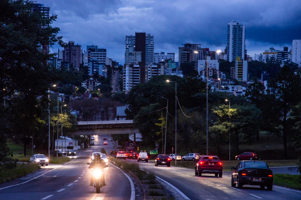 Frio e tempo seco seguem até sexta-feira, mas umidade aumenta temperaturas e pode trazer chuva de até 50mm