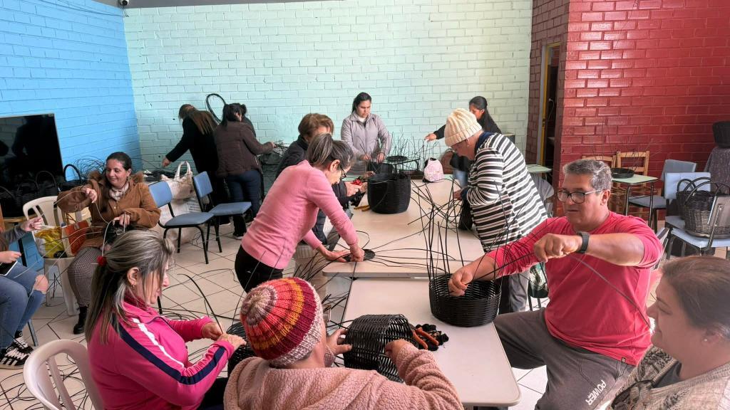 Cabos sem uso retirados de postes viram cestas, vasos e cadeiras em oficina de artesanato em Santiago