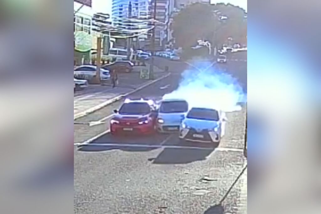 VÍDEO: Colisão entre três veículos deixa homem ferido na Avenida Medianeira, em Santa Maria