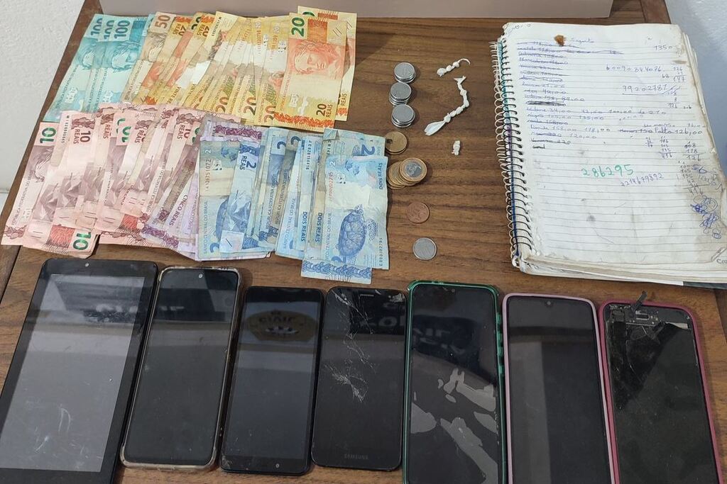 Homem flagrado com crack indica ponto de venda e mulher acaba presa em município da região