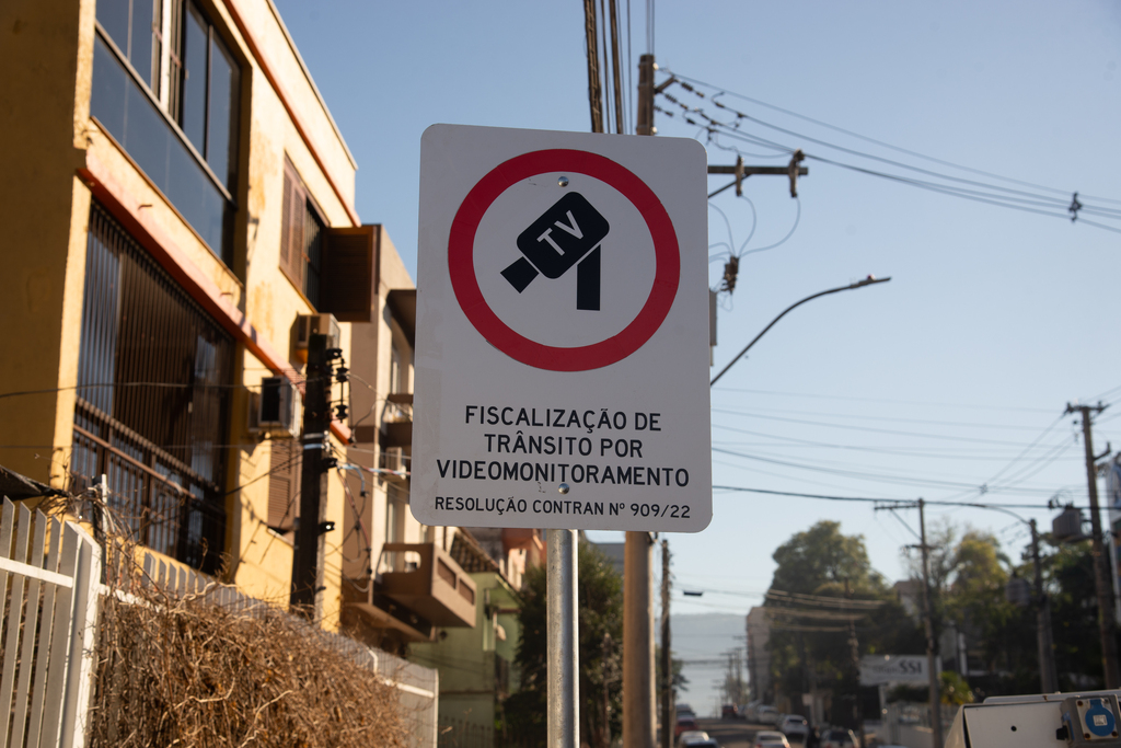 Multas por vídeo: prefeitura de Santa Maria inicia instalação de placas para videomonitoramento de trânsito
